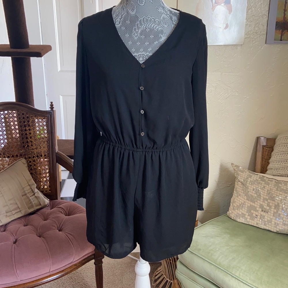Black long sleeve jumper.